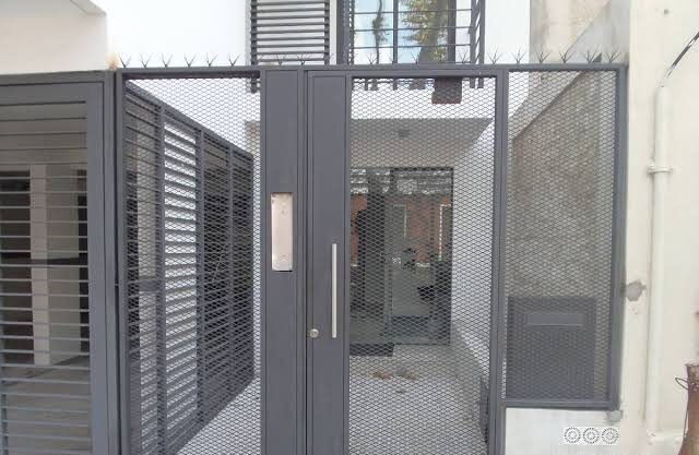 puerta o portón realizado con metal desplegado