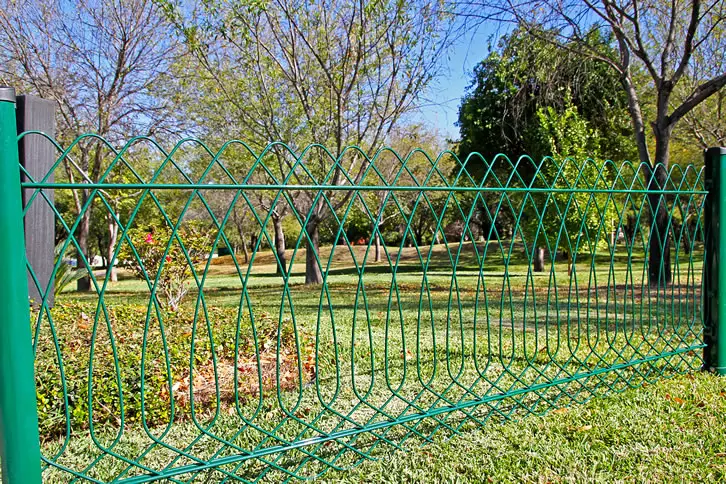 Reja de acero en parque