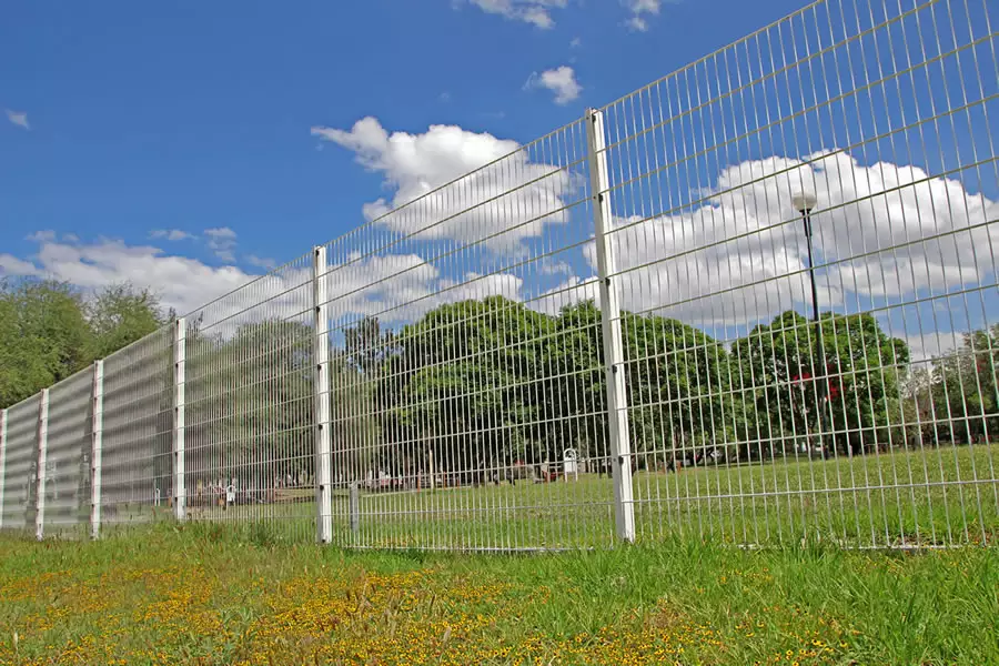 reja de acero contemporanea en parque