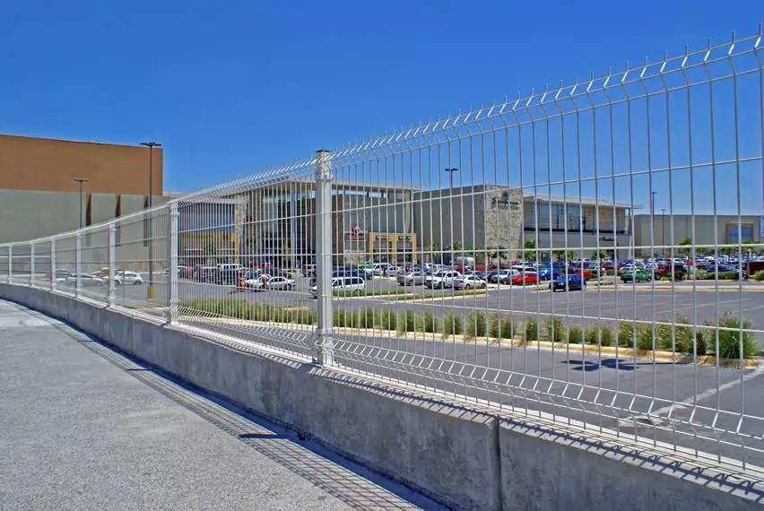 reja de acero en barda de plaza comercial