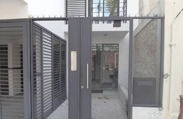 puerta o portón realizado con metal desplegado