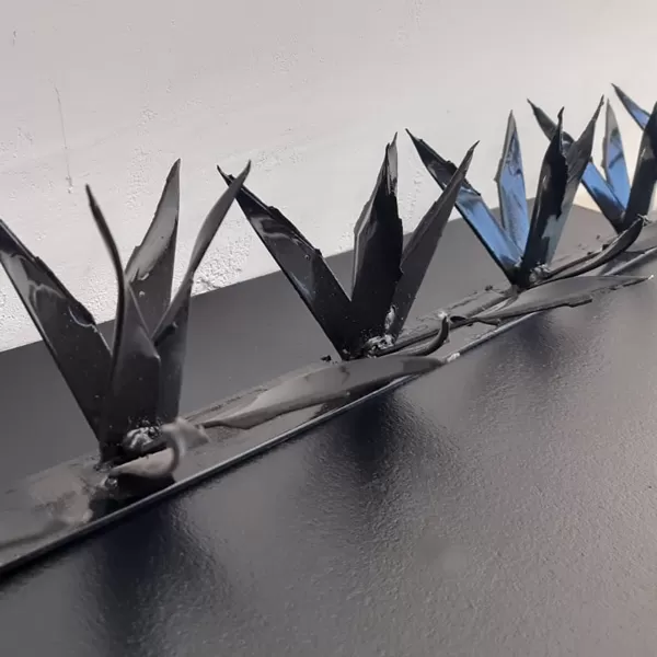 cadillos de seguridad en color negro para barda